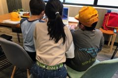 3人で話し合ってマインクラフトを進める姿