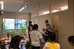 アートワークショップでの作品発表の様子