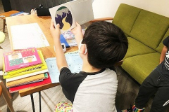 夏休みの宿題を頑張っている様子