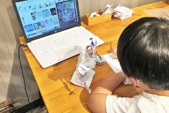 大好きなお絵かきをしている様子