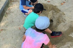 公園の砂場でトンネルを掘る