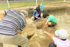 公園の砂場でトンネルを掘る