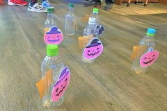 ハロウィンの飾りをつけて、輪投げ遊び