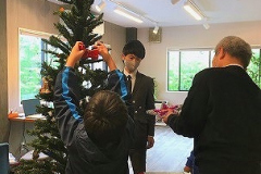 クリスマスツリーを飾る
