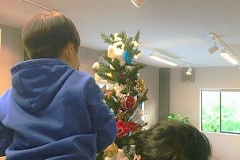 クリスマスツリーのてっぺんに、星を飾ろうと頑張っているところ